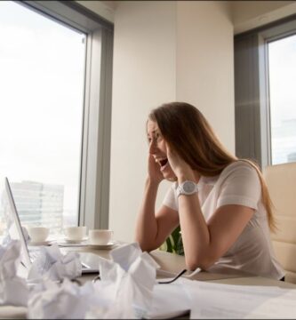 foto de una mujer en una oficina que sufre estrés laboral