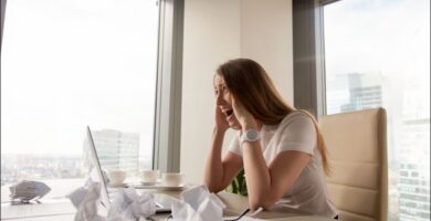 foto de una mujer en una oficina que sufre estrés laboral