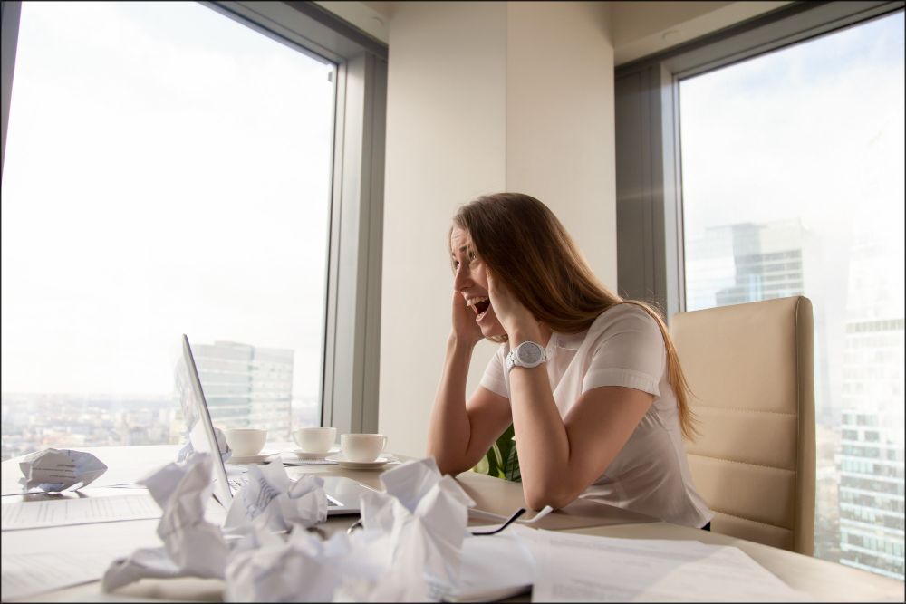 foto de una mujer en una oficina que sufre estrés laboral