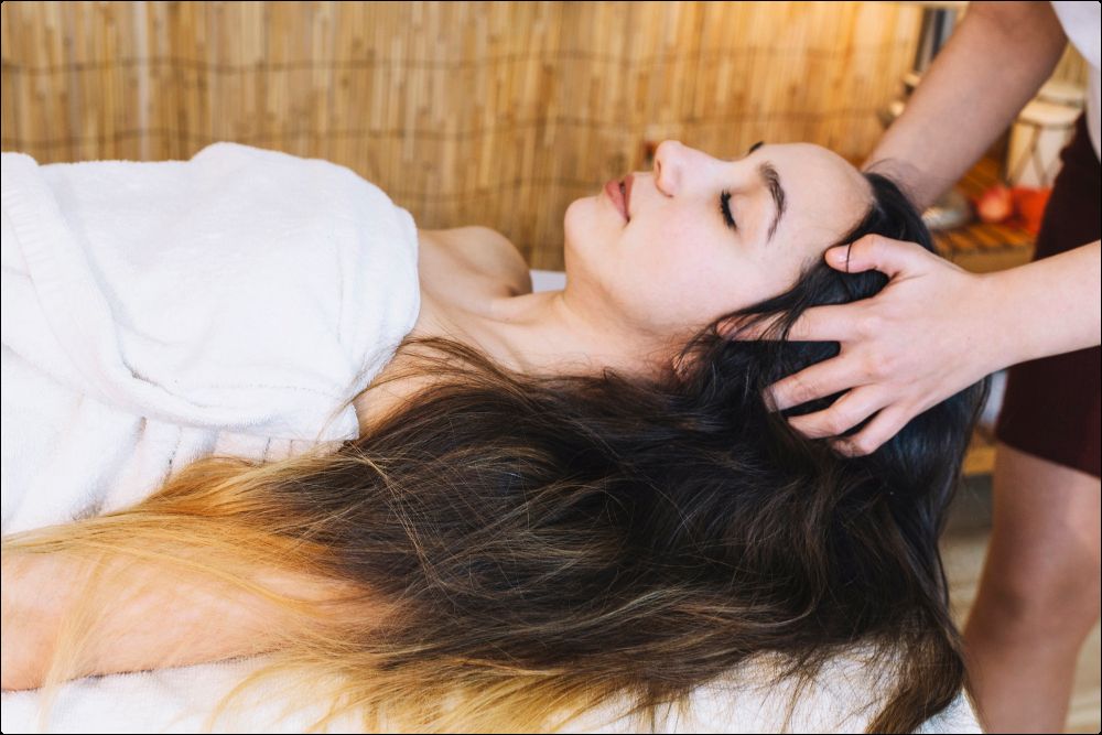 foto de una mujer recibiendo un masaje capilar