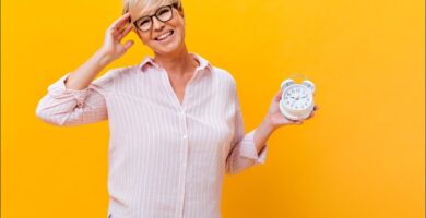 imagen de una mujer madura con un reloj en la mano que simboliza la premenopausia
