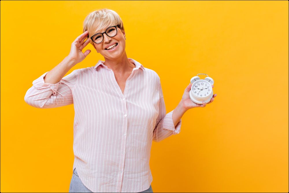 imagen de una mujer madura con un reloj en la mano que simboliza la premenopausia