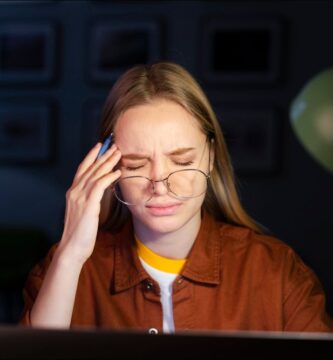 foto de una mujer que tiene síndrome visual informático que mira la pantalla de una computadora