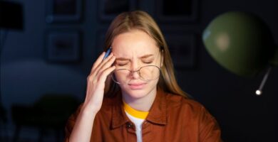 foto de una mujer que tiene síndrome visual informático que mira la pantalla de una computadora