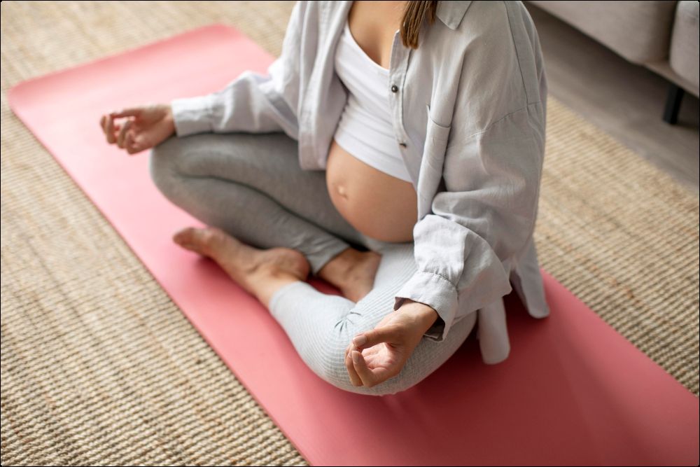 foto de mujer sobre una esterilla rosa practicando yoga para embarazadas