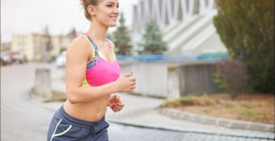 foto de mujer disfrutando de los beneficios del running