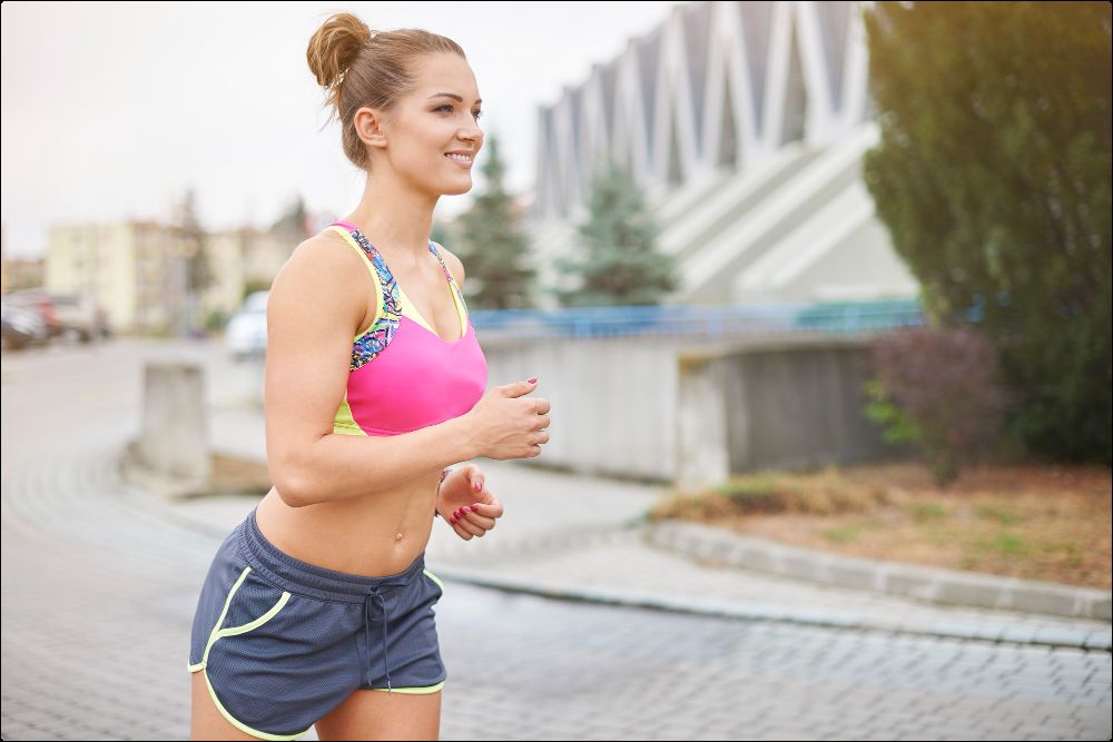 foto de mujer disfrutando de los beneficios del running