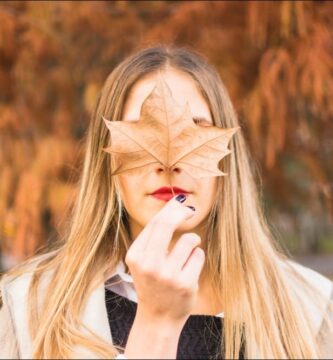 retrato del rostro de una mujer que representa la caída del pelo en otoño