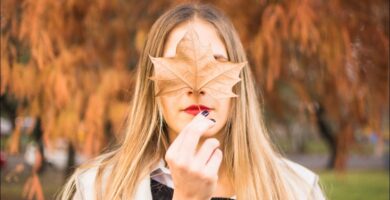 retrato del rostro de una mujer que representa la caída del pelo en otoño