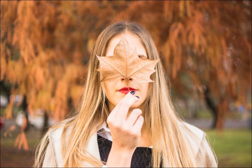 retrato del rostro de una mujer que representa la caída del pelo en otoño