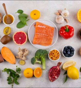 Imagen de un surtido de alimentos saludables que son los adecuados para implementar una dieta anticolesterol