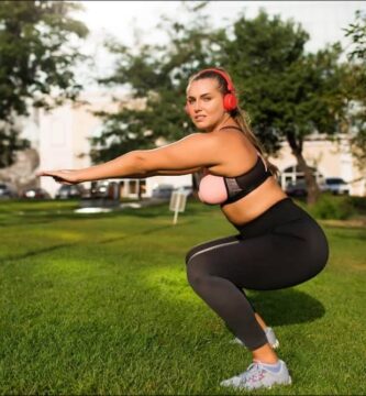 mujer en el parque practicando ejercicios para eliminar la celulitis