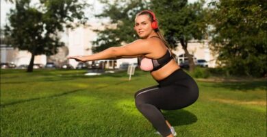 mujer en el parque practicando ejercicios para eliminar la celulitis