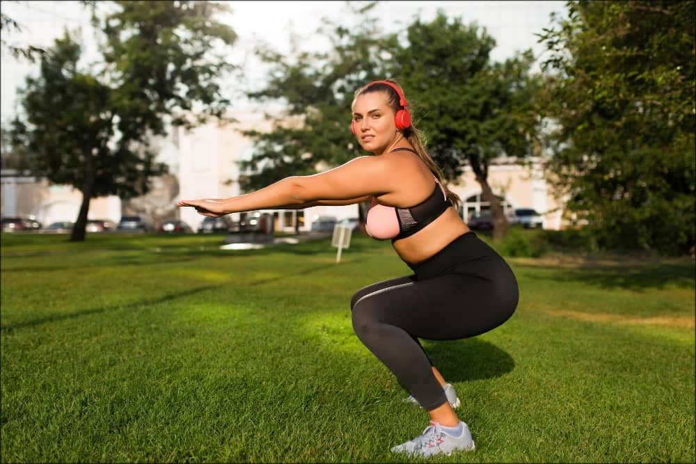 mujer en el parque practicando ejercicios para eliminar la celulitis