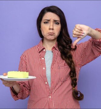 imagen de una mujer que tiene hambre emocional