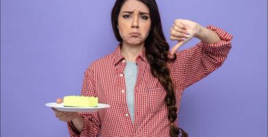imagen de una mujer que tiene hambre emocional