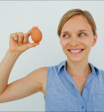imagen de una mujer sosteniendo un huevo uno de los alimentos para mejorar la memoria