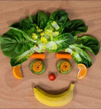 cara hecha con frutas y verduras que representan a los alimentos que calman el sistema nervioso