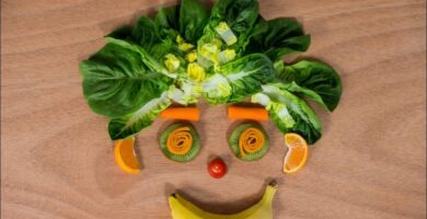 cara hecha con frutas y verduras que representan a los alimentos que calman el sistema nervioso