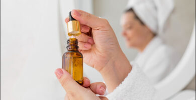mujer con un difusor para aplicarse aromaterapia