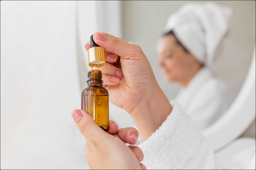mujer con un difusor para aplicarse aromaterapia