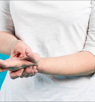 imagen de mujer con artritis reumatoide