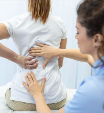 mujer en el médico tratando sus osteoporosis