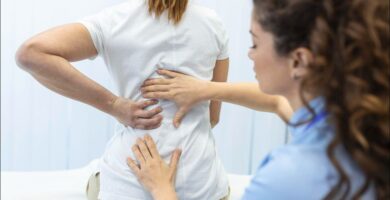 mujer en el médico tratando sus osteoporosis