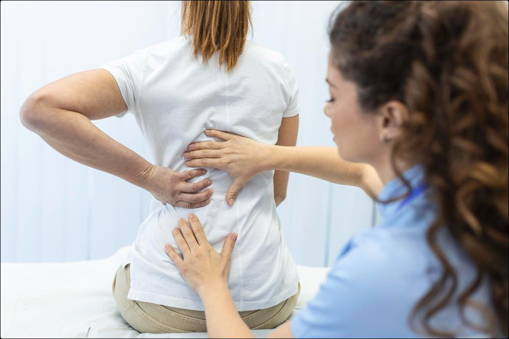 mujer en el médico tratando sus osteoporosis
