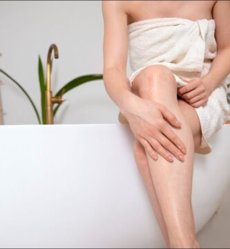 imagen de una mujer sentada en una bañera que conoce como prevenir las varices para tener unas piernas sanas y bonitas