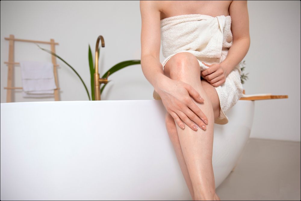 imagen de una mujer sentada en una bañera que conoce como prevenir las varices para tener unas piernas sanas y bonitas