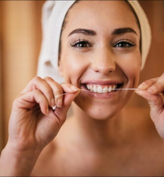 foto de una mujer sobre como usar bien el hilo dental