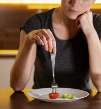 mujer con expresión de disgusto practicando una dieta milagro