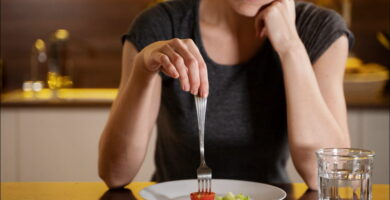 mujer con expresión de disgusto practicando una dieta milagro