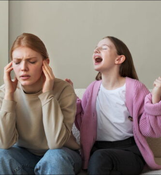 foto de imagen de dos mujeres que representan la diferencia entre estrés y ansiedad