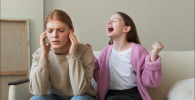 foto de imagen de dos mujeres que representan la diferencia entre estrés y ansiedad