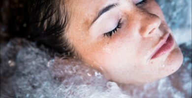 imagen de mujer durmiendo con el pelo mojado