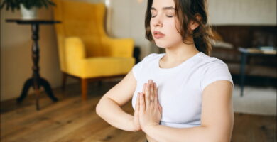 chica practicando ejercicios de relajación consciente en un salón