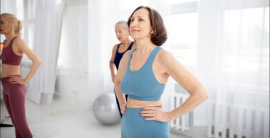 imagen 3 mujeres haciendo ejercicios para la menopausia