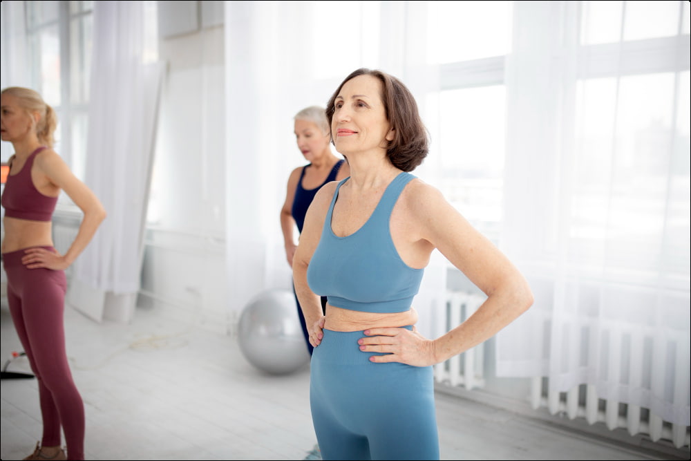 imagen 3 mujeres haciendo ejercicios para la menopausia