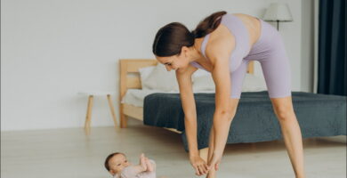foto de una mujer realizando un entrenamiento post parto en un salón