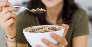 imagen de una mujer que sabe que es buena la avena para el colesterol