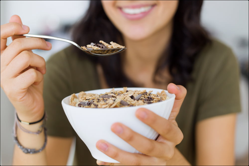 imagen de una mujer que sabe que es buena la avena para el colesterol