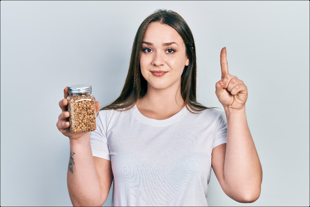 mujer con un bote de lentejas uno de los mejores fitoestrógenos naturales