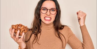 mujer con un bol de frutos secos en la mano
