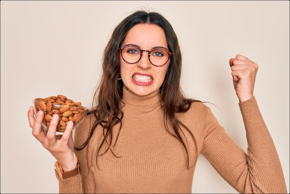 mujer con un bol de frutos secos en la mano