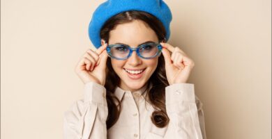 mujer con boina azul que lleva puestas unas gafas con filtro azul