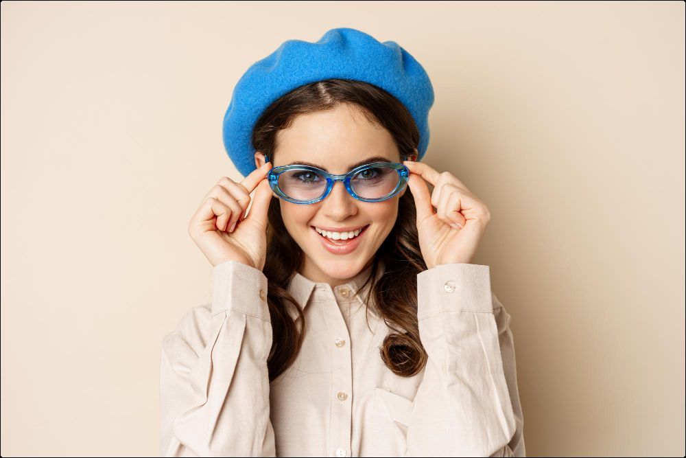 mujer con boina azul que lleva puestas unas gafas con filtro azul