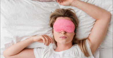 imagen de mujer con antifaz para dormir que practica una buena higiene del sueño