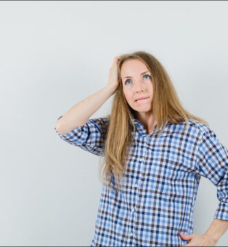 imagen de una mujer con una camisa a cuadros a la que le cuesta concentrarse